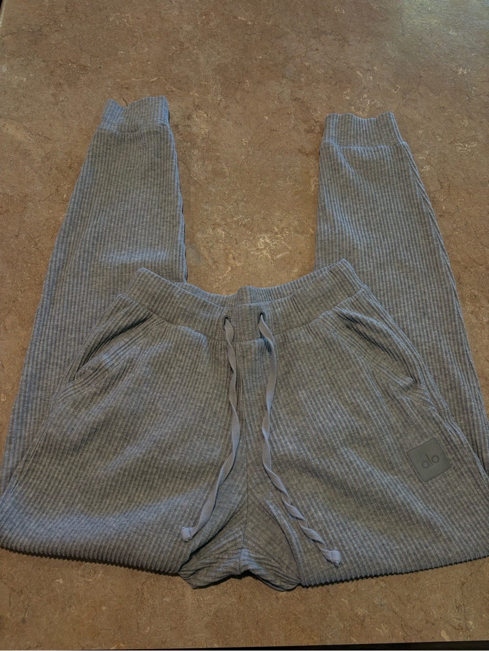 ALO Yoga Muse Sweatpants. Sz small. Grey. Excellent condition